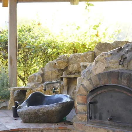 Дом отдыха Mountain Jarilo - Scenic Fruska Gora Retreat With Fireplace, Sauna And Large Private Yard